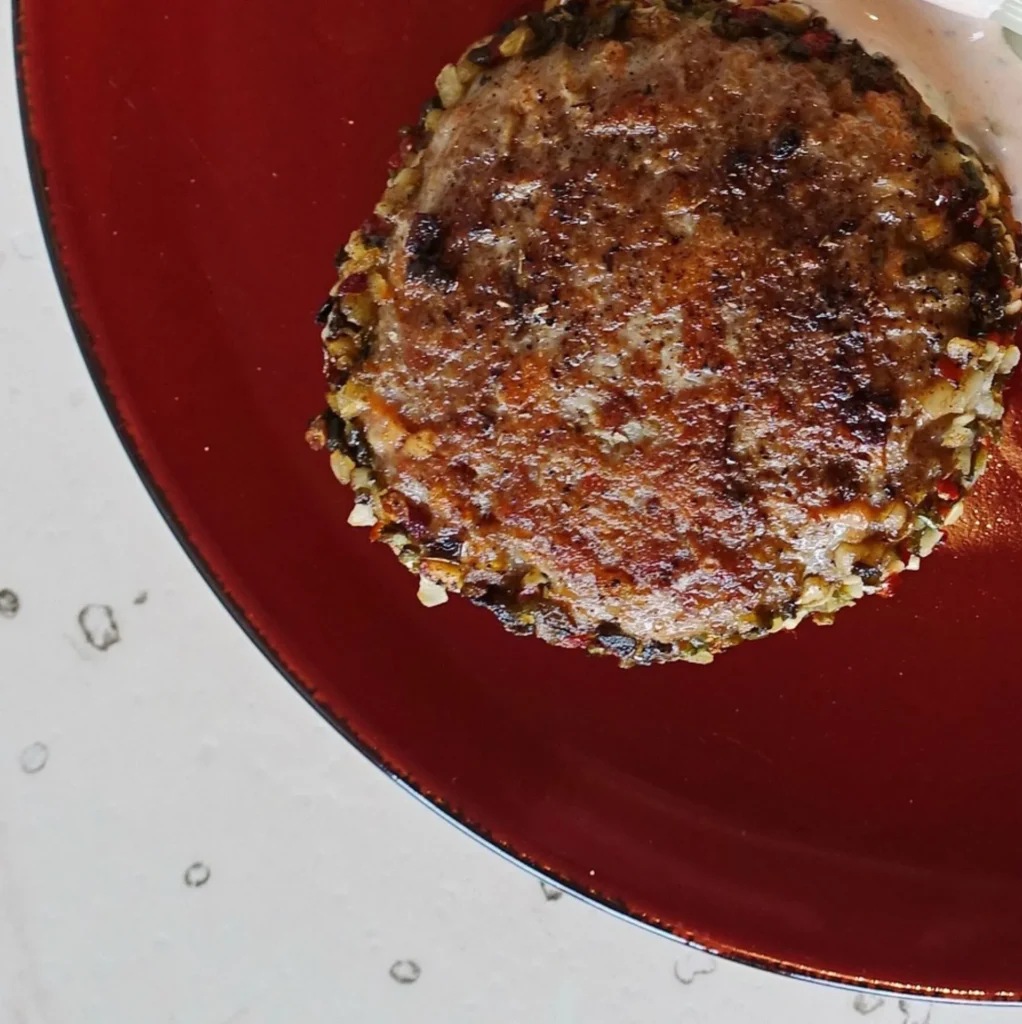 Karbonader i airfryer, også kaldt krebinetter. Serveret med stuvet ærter