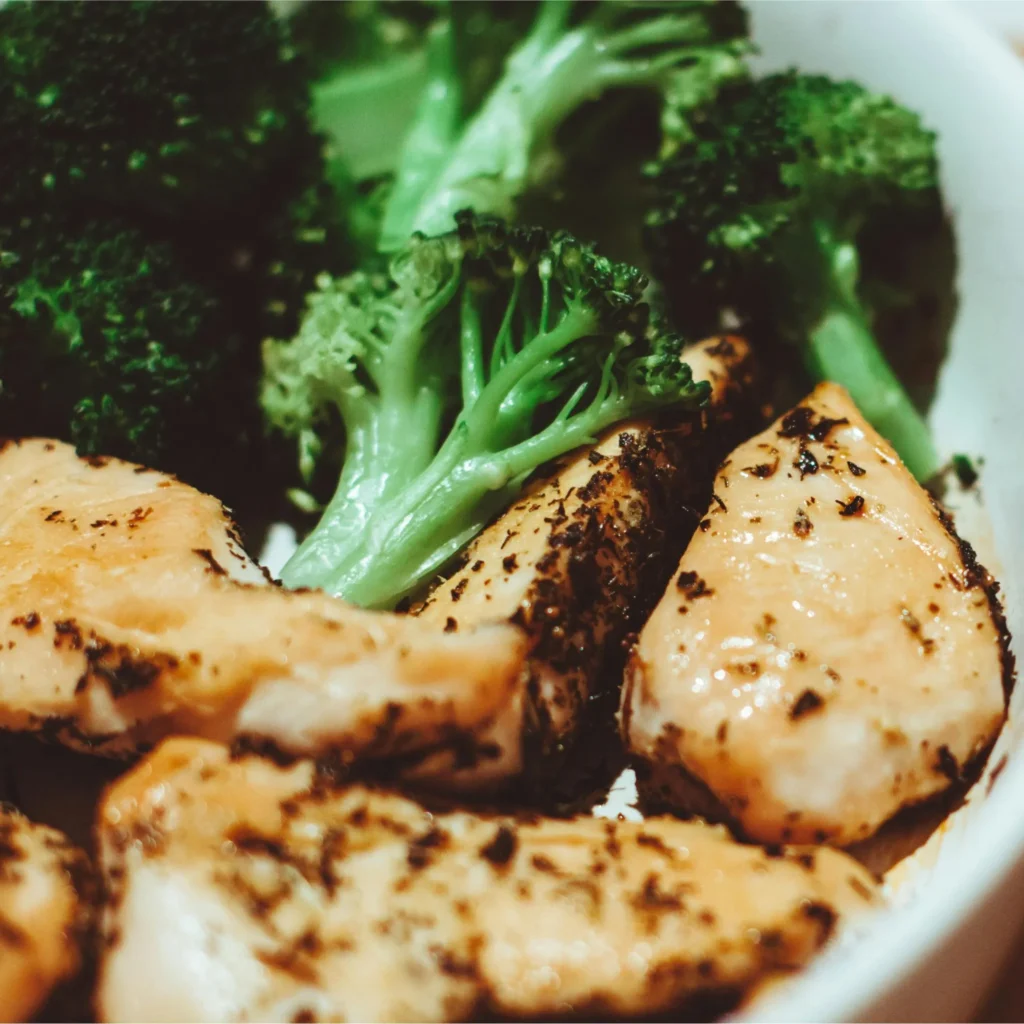 kyllingefilet i airfryer serveres med stegt broccoli