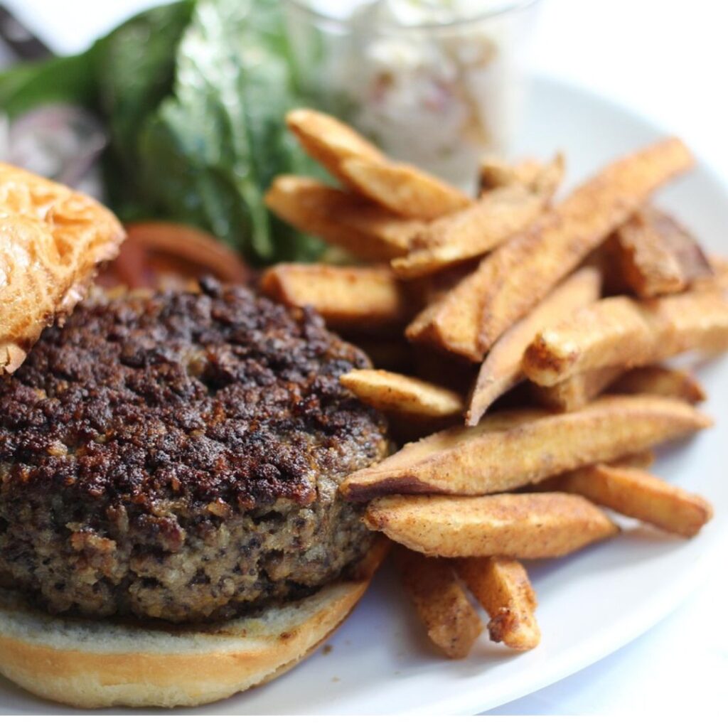 Hakkebøf i airfryer serveret på tallerken sammen med burger og pommesfrites.